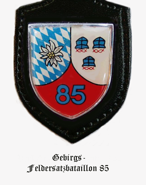 Ein Abzeichen mit der Nummer 85, das die bayerische Füßballmannschaft repräsentiert, mit deutschem Text unten.