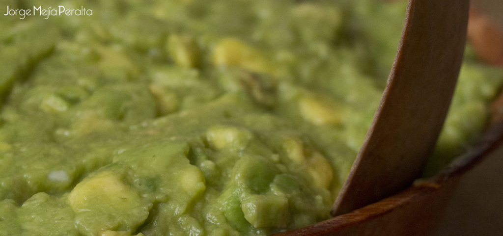 Ein Lebensmittel ist in einem Behälter.