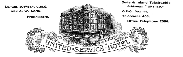 Eine Schwarz-Weiß-Zeichnung eines Hotelgebäudes mit den Worten "United Service Hotel" in fetter Schrift auf der Fassade, mit einem großen Eingang, mehreren Fenstern und einem dekorativen Rahmen.