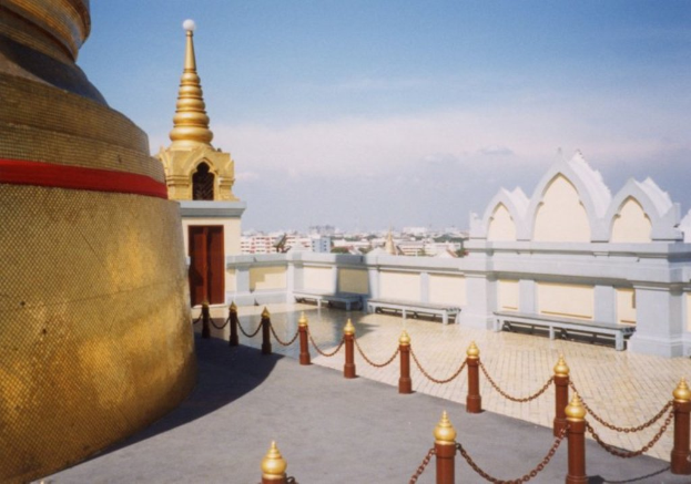 Eine Architekturterrasse mit vielen Gebäuden im Hintergrund.