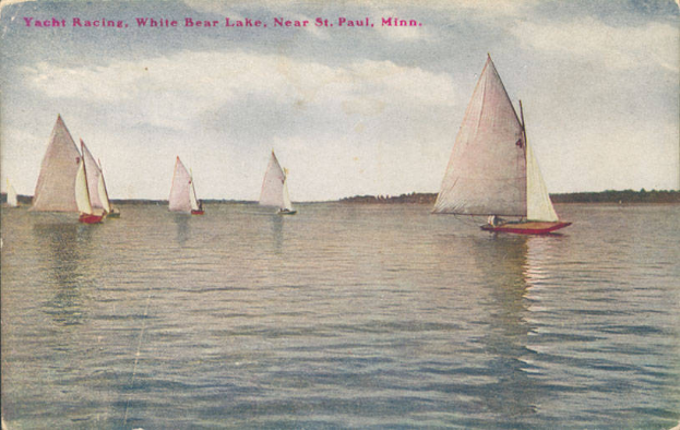 Eine Gruppe von Segelbooten auf einem Gewässer mit Bäumen im Hintergrund und einem klaren blauen Himmel, mit der Aufschrift "Yacht Racing, White Bear Lake, Near St. Paul, Minnesota" oben.