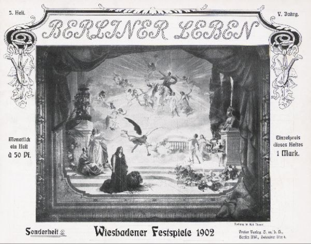 Schwarz-weiß-Foto einer Bühne von den 1902er Wiesbadener Festspielen mit Darstellern in traditioneller deutscher Tracht und einem applaudierenden Publikum im Hintergrund.