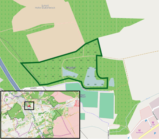 Eine Karte einer Stadt mit einem grünen Bereich in der Mitte, die eine geplante Stelle anzeigt, und Text, der die Grenzen von Gebäuden, Straßen und anderen Stadtmerkmalen beschreibt.