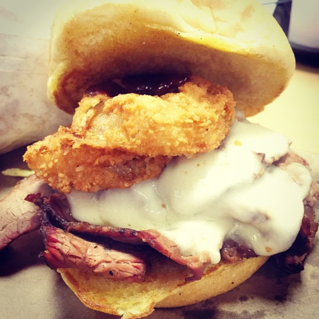 Eine Vielfalt an Broten und Sahne auf einem Tisch.