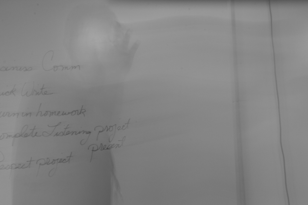 Ein Stück Papier mit einer Schrift darauf.