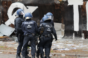 POL-D: Altstadt/Mitte - Mann im Polizei-T-Shirt beleidigt Polizisten - Mehrere Anklagepunkte