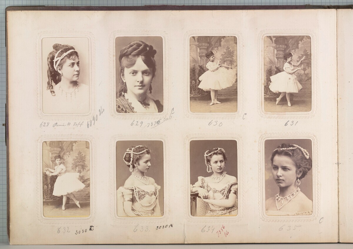 Ein altes Buch mit einem Raster von verschiedenen Frauen in Kleidern, jede mit einzigartigen Ausdrücken und unterschiedlichen Alters, Geschlechts und Ethnien.