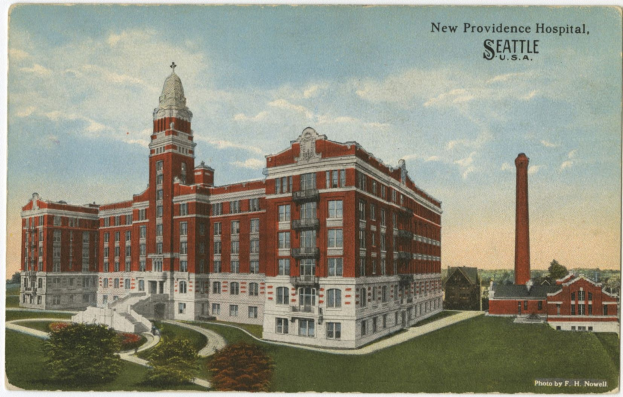 Postkarte des New Providence Hospitals in Seattle, Washington, zeigt ein großes Gebäude mit Fenstern, Treppen, Geländern, Bäumen, Gras und einem bewölkten Himmel.