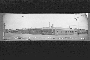 Schwarzes und weißes Foto einer Stadtstraße mit Gebäuden, Strommasten, Kabeln, Fahrzeugen und Himmel, mit dem Text 'Book House and Works, Bergen, Oregon' unten.