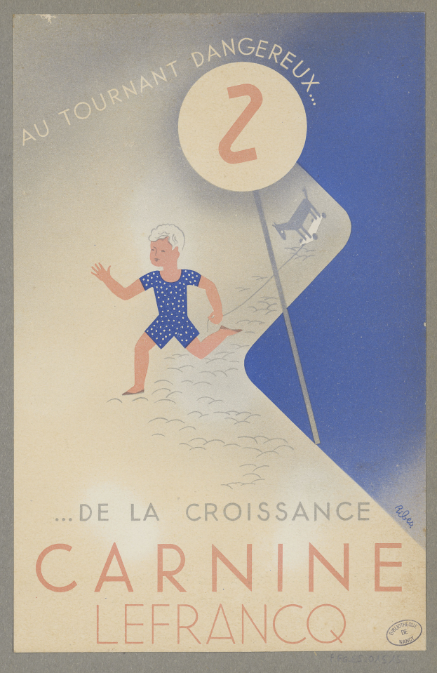 Eine Person in einem hellgelben Kleid lächelt breit in der Mitte eines Karnevalplakats, umgeben von fettem schwarzem Text, der "Karneval" lautet.