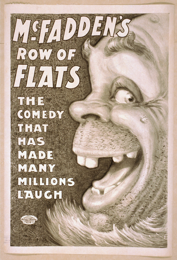 Plakat einer Person mit wilden Haaren und einem breiten, zahnreichen Grinsen, lachend mit weit offenen Augen, vor einem hellgelben Hintergrund, mit der Beschriftung "McFadden's Row of Flats: The Comedy That Has Made Many Millions Laugh."