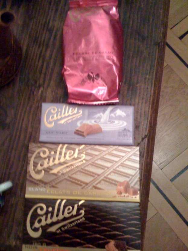 Schokoladen sind auf einem Tisch in der Mitte des Bildes platziert.