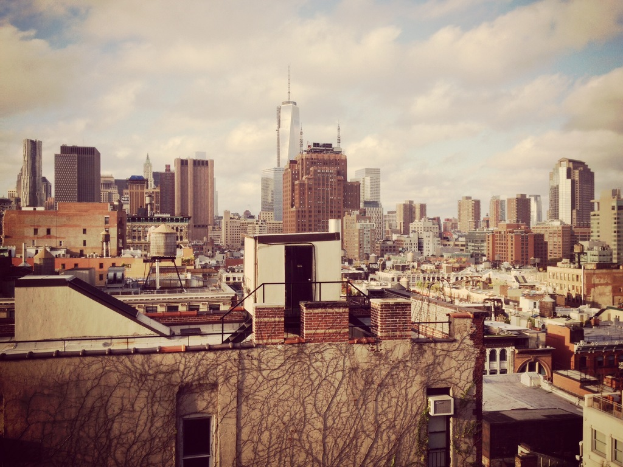 Eine Luftaufnahme einer Stadt mit zahlreichen Gebäuden und einem bewölkten Himmel.