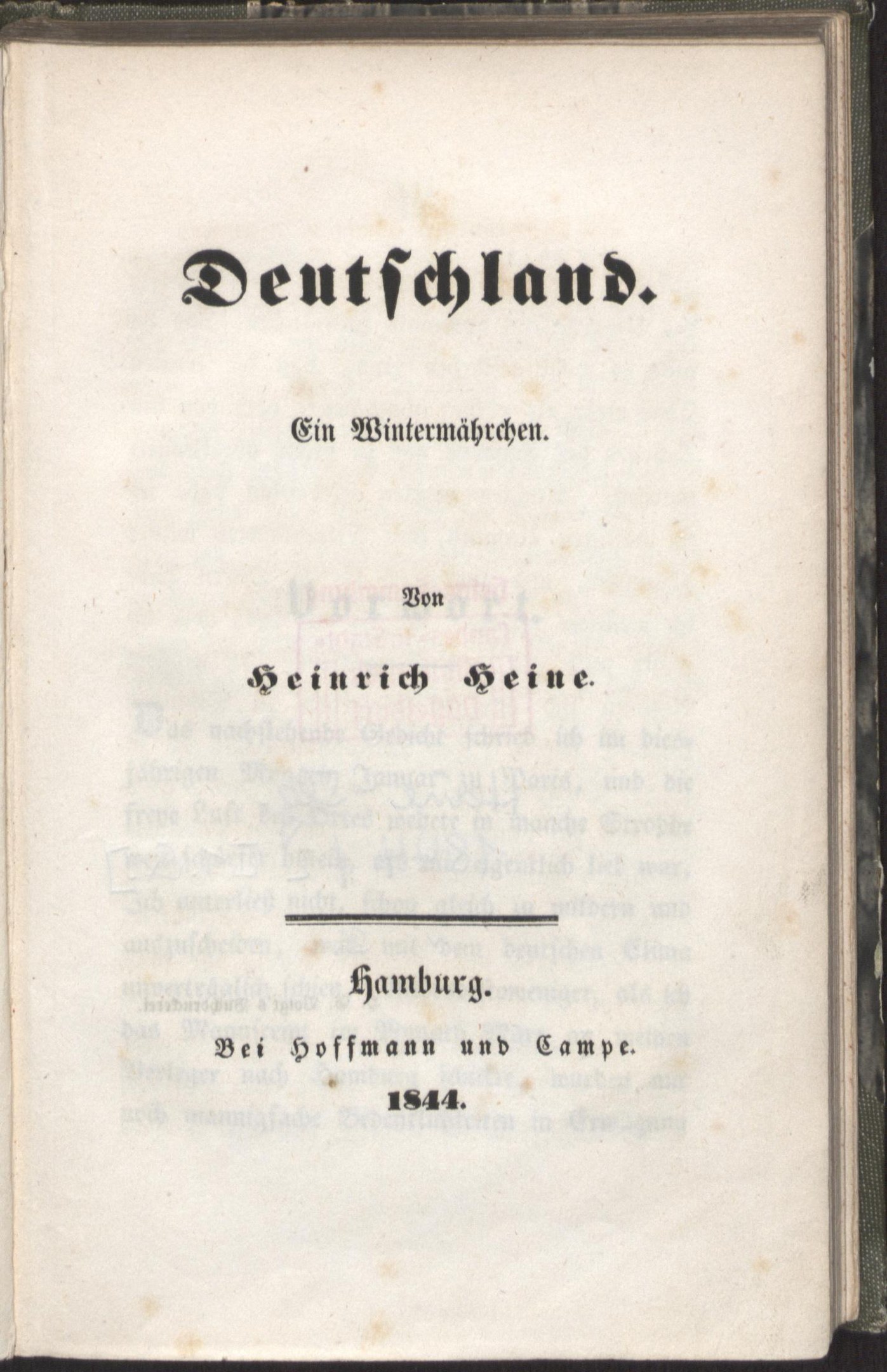 Altes Buch mit dem Titel "Deutschland" auf schwarzem Hintergrund.