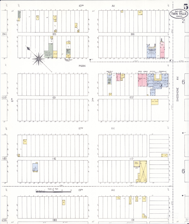 Farbcodierte Karte eines geplanten Wohngebiet-Entwicklungsstandortplans auf Papier, mit beschrifteten Abschnitten und Textdetails zu Gebäuden, Straßen und anderen Merkmalen.