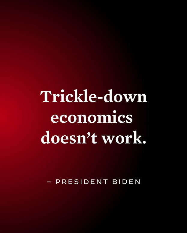 Ein Plakat mit fettem, schwarzem Text auf einem weißen Hintergrund, eingerahmt von einem schmalen schwarzen Rand, das "Trickle-Down Economics Doesn't Work" besagt und einen Zitat von Präsident Biden enthält.