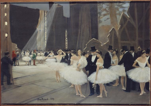 Gemälde mit dem Titel "Tanz an der Oper" von Jean Beraud (1889), das eine Gruppe von Tänzern in weißen Tutus und Hüten auf einer Bühne mit Bühnenbeleuchtung und einem Photo-Rahmen darstellt.