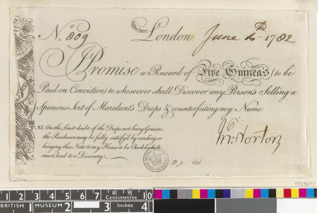 Altes Dokument mit schwarzer und weißer Handschrift, Text und einem Stempel, mit Farbskalen und einer Belohnungsanzeige für die Meldung von Falschgeld.