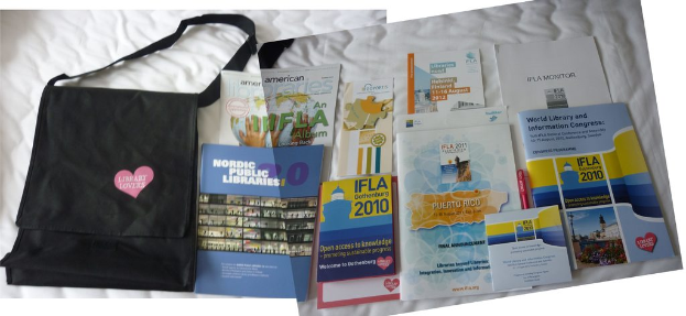 Eine Tasche mit der Aufschrift "Bibliothekliebhaber" und einige Bücher liegen auf einem Bett.