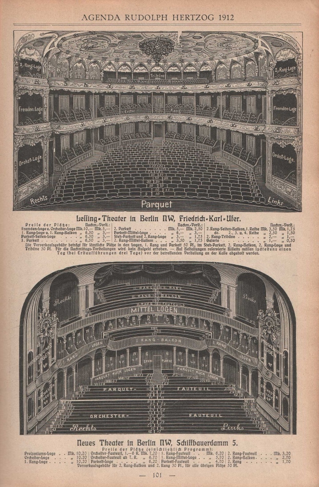 Schwarz-weiß-Illustration eines großen Auditoriums mit detaillierten Sitzplätzen und Bühnenlayout, begleitet von beschreibendem Text, aus einem Berliner Theaterprogramm von 1912.