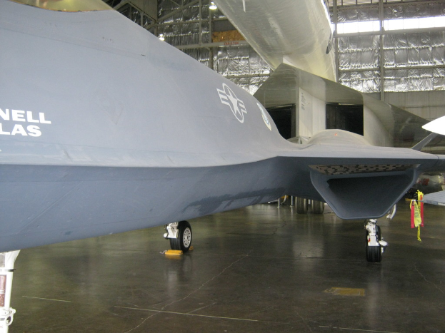 Ein einzelnes Flugzeug im Flug vor einem klaren Himmel.