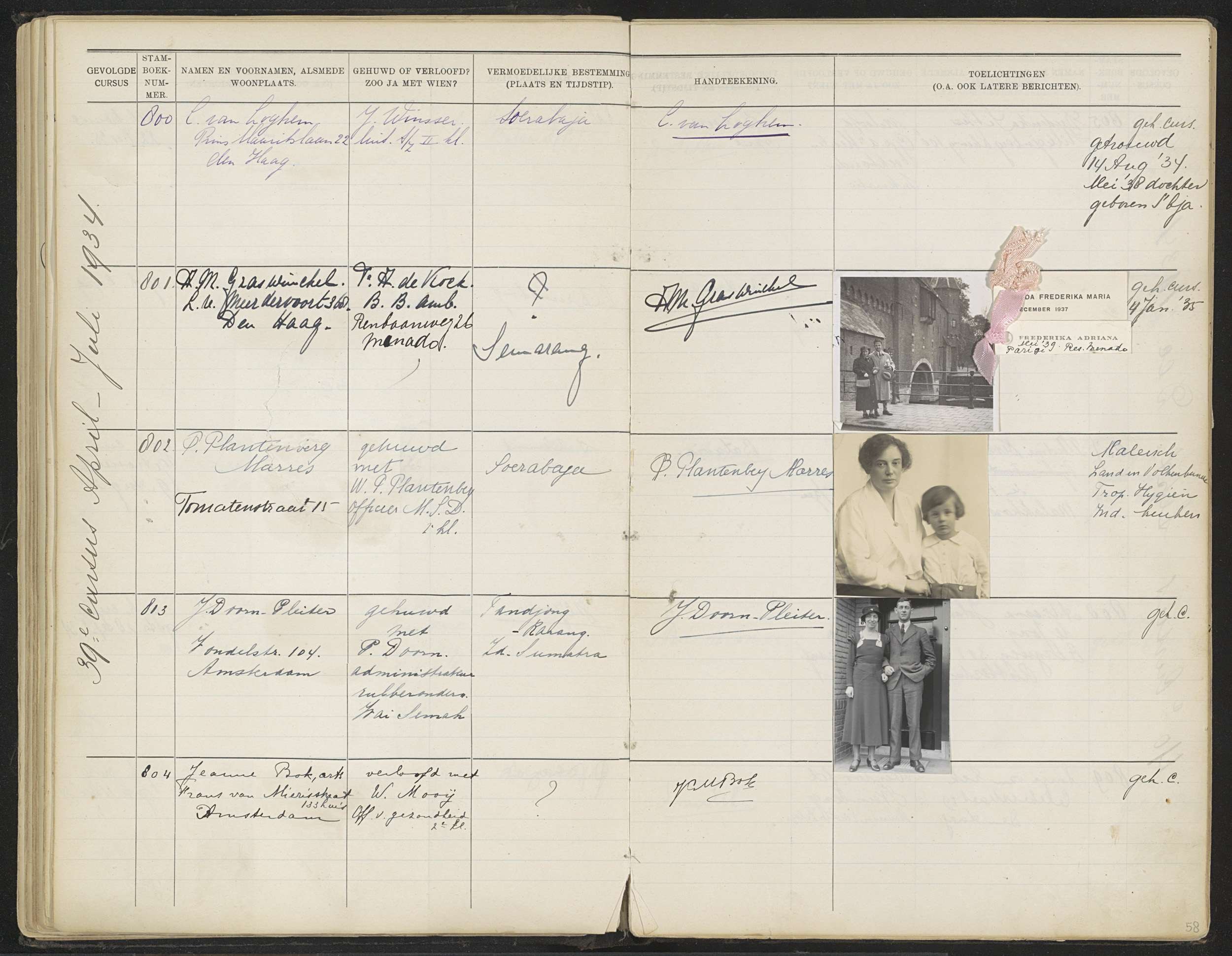 Schwarzes und weißes Familienfoto auf einem offenen Buch mit Text und Bildern.