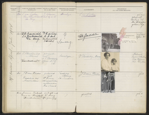 Schwarzes und weißes Familienfoto auf einem offenen Buch mit Text und Bildern.