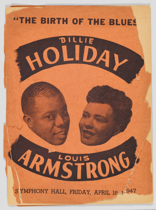 Ein Vintage-Plakat mit Louis Armstrong und Billie Holiday, die fröhlich lächeln, mit der Aufschrift "Die Geburt des Blues" oben drauf in einem gedämpften Blau- und Grauton.