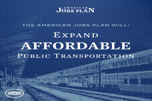 Plakat mit einem Zug auf einem Bahngleis mit mehreren Menschen in der Nähe, das 'The American Jobs Plan Will Expand Affordable Public Transportation' bewirbt.