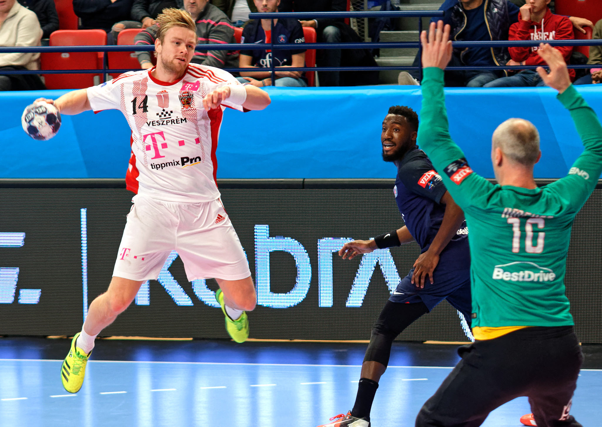 Eine Gruppe von Männern, die auf einem Platz Handball spielen, mit einem Ball in der Mitte der Aktion und Zuschauern im Hintergrund, die das Spiel der Futsal-Weltmeisterschaft 2019 zwischen Bayern München und Paris Saint-Germain verfolgen.