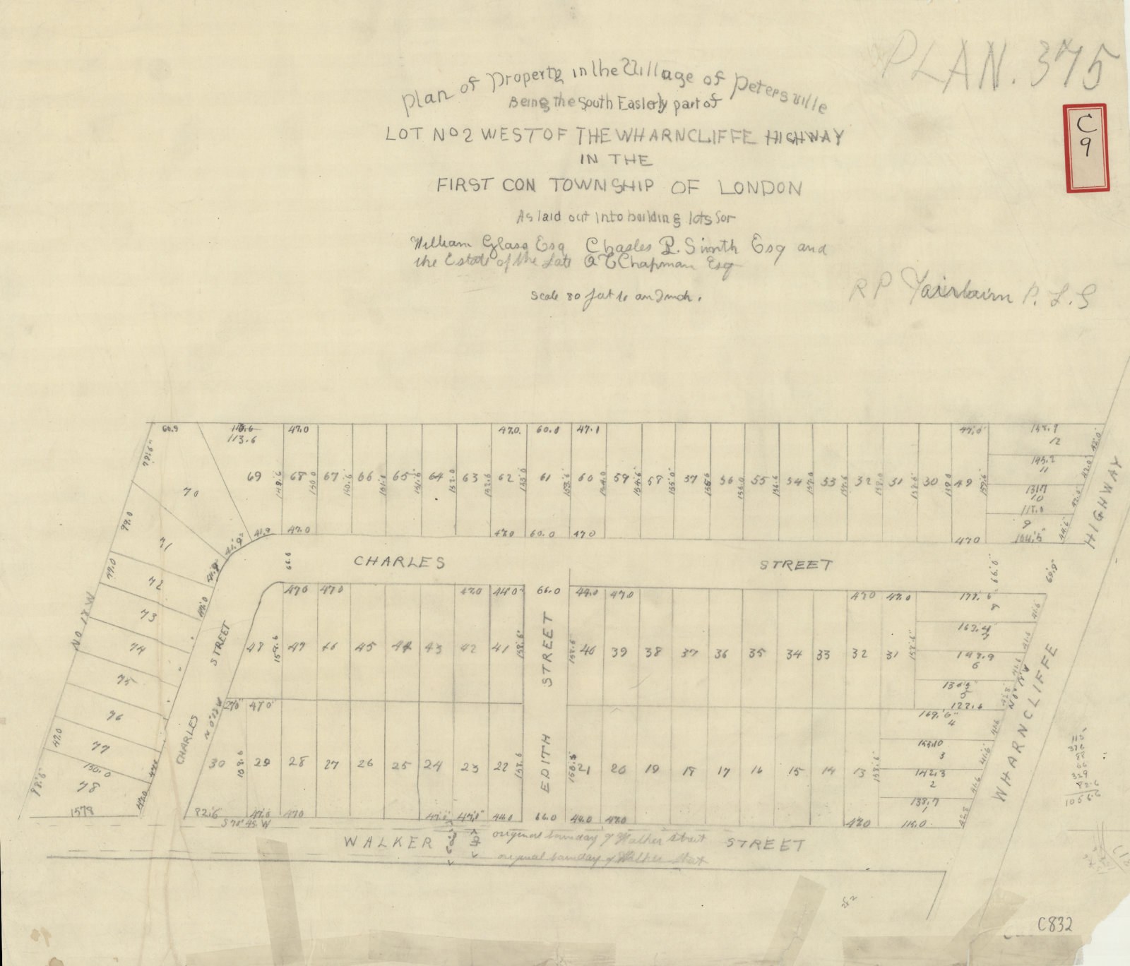 Eine handgezeichnete Karte auf Papier, die die Straßen, Gebäude, Parks und Sehenswürdigkeiten der Stadt zeigt, mit begleitendem Text.