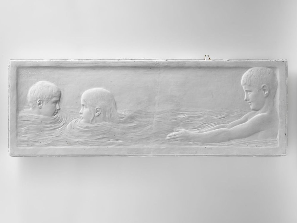 Schwarzes und weißes Foto von drei Kindern, die im Wasser schwimmen, mit einer Wand im Hintergrund, ein Kind in der Mitte.