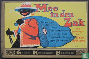 Plakat auf schwarzem Hintergrund mit dem Text "mee in den zak" und einem Bild einer Person in einem weißen Hemd und blauem Hut mit einem verschmitzten Gesichtsausdruck.