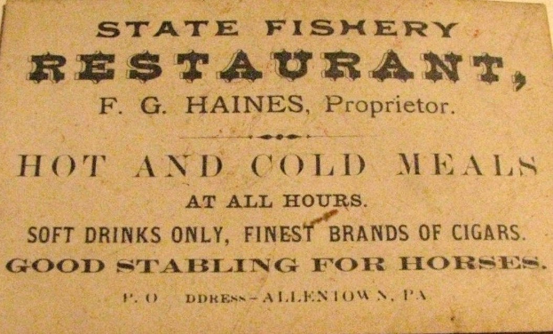 Alte Geschäftsausweis für ein staatliches Fischrestaurant auf einem Tisch mit Text, der seine Angebote beschreibt.