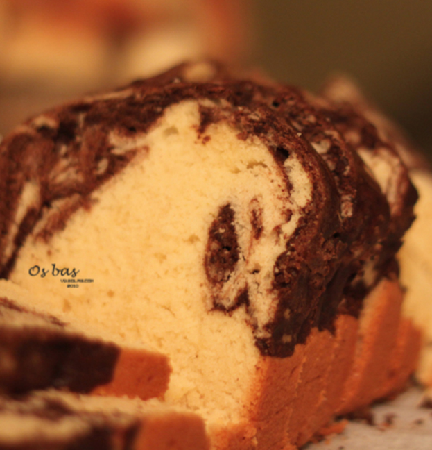 Nahaufnahme von Brotscheiben auf einer Oberfläche mit unscharfem Hintergrund und einem Wasserzeichen auf der linken Seite.