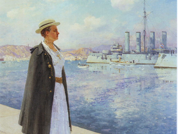 Eine Frau in einem weißen Kleid und Hut steht auf einem Steg und schaut auf ein großes Schiff im Wasser unter einem bewölkten Himmel, mit einem träumerischen, leicht unscharfen Hintergrund.