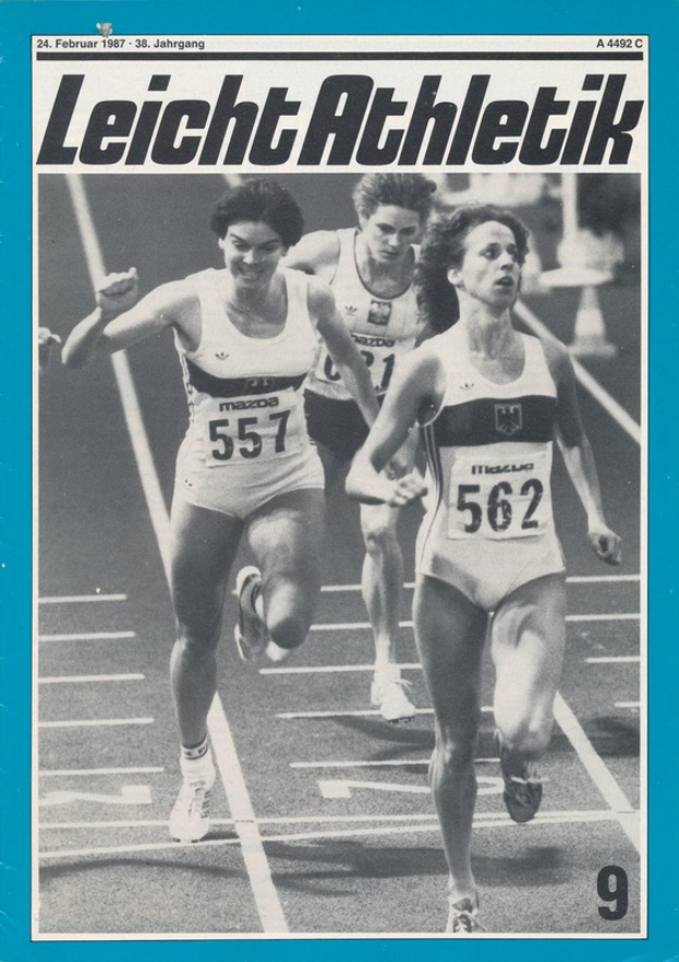Drei Frauen in Leichtathletik-Kleidung laufen auf einer Laufbahn, mit "Leicht Athletik Magazine - Februar 1987" darüber geschrieben.