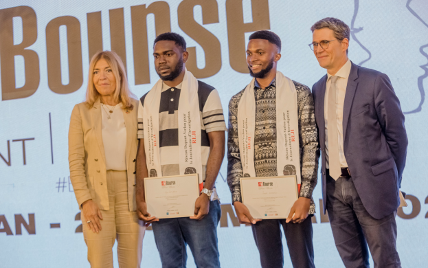 Vier Personen, zwei Männer und zwei Frauen, stehen auf einer Bühne und halten Zertifikate in den Händen, im Hintergrund ist ein Bildschirm mit der Aufschrift "Bounce Awards 2019" zu sehen.