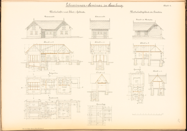 Ein offenes Buch mit einer Hauszeichnung, detaillierten Plänen und Texten, die die Hausgestaltung beschreiben.