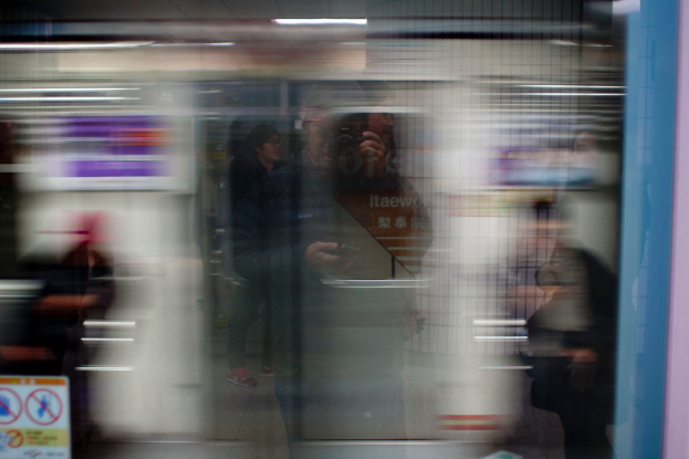 Unscharfer Schnappschuss einer Person, die ein fahrendes Zug fotografiert.