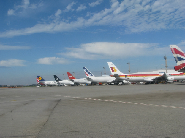 Eine Start- und Landebahn mit wenigen Flugzeugen, Polen, Kabeln und einer bewölkten Himmel