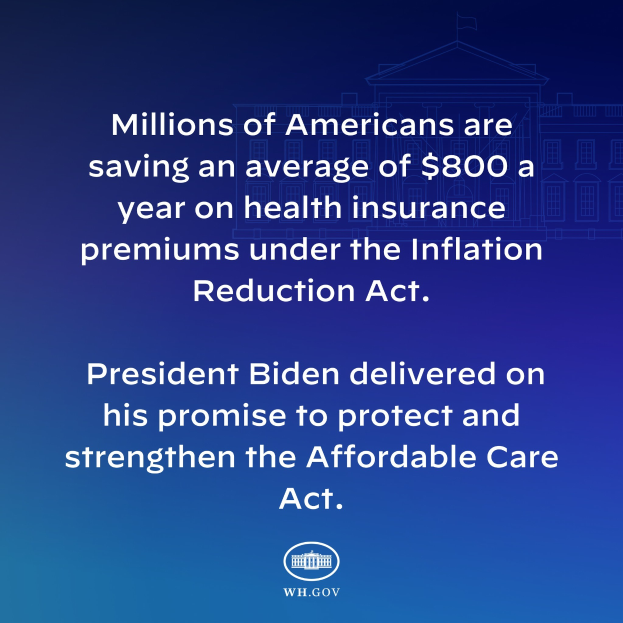 Blauer Hintergrund mit weißer Schrift, die besagt, dass Millionen von Amerikanern durchschnittlich 800 USD pro Jahr an Gesundheitsversicherungsprämien unter dem Inflation Reduction Act sparen, begleitet von einem Logo.