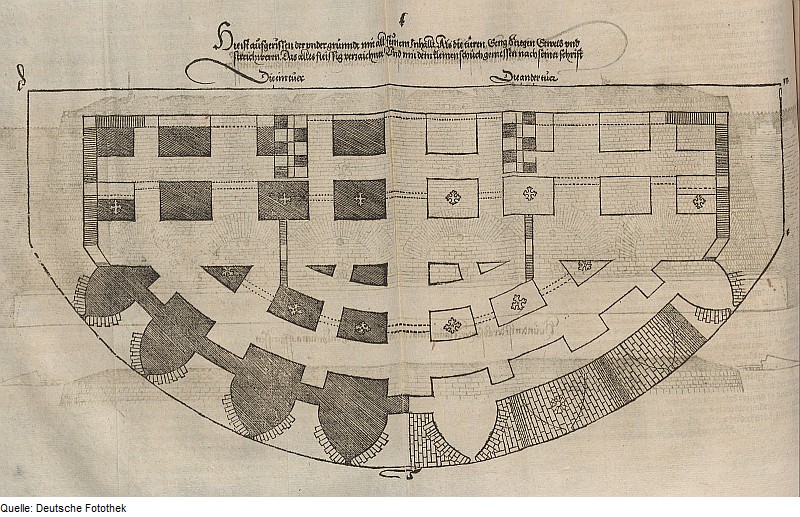 Ein altes Buch mit einem detaillierten Stadtplan, der Gebäude, Straßen und Sehenswürdigkeiten zeigt, begleitet von erklärendem Text.