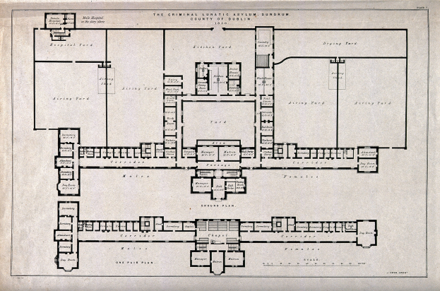 Schwarz-weißer Architekturplan eines Gebäudes mit zahlreichen beschrifteten Räumen, darunter eine 'Irrenanstalt für Verbrecher', begleitet von handgeschriebenem Text.