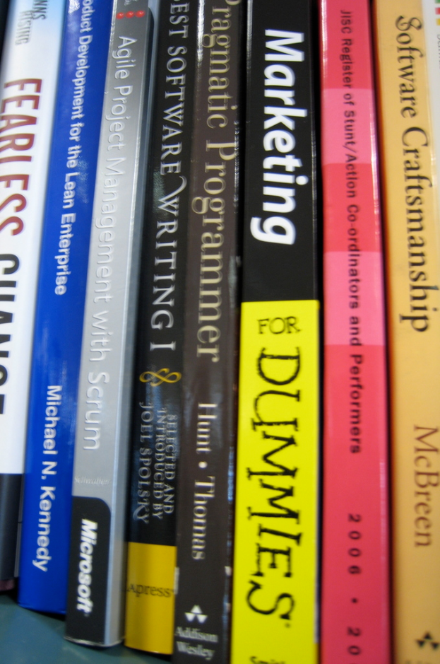 Eine kleine Sammlung von Büchern wird präsentiert.