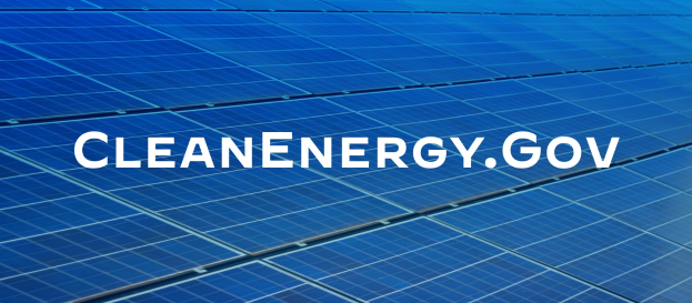 Ein blaues Solarpaneel mit der weißen Schrift "Clean Energy Gov" in der Mitte, im Gittermuster angeordnet.