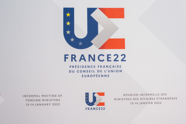Plakat für die 'Frankreich 22 - Informelle Zusammenkunft der Außenminister' mit dem Logo der Europäischen Union, das einen blauen Kreis mit einem weißen Stern und einen schwarzen Text in der Mitte zeigt.
