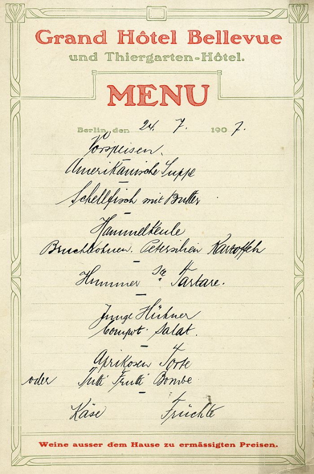 Eine alte Speisekarte des Grand Hotel Bellevue in Berlin, Deutschland, mit Text und Zahlen, die die Restaurantangebote auflisten.