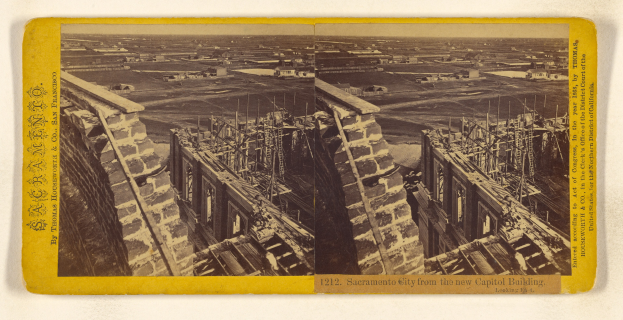 Schwarz-weißes Foto eines Gebäudes im Bau, mit Werkzeugen und Materialien drumherum, zusammen mit Text und einer Collage auf einer weißen Oberfläche.