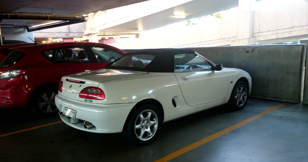  Autos im Keller mit einem Rohr am Dach und einem weiteren Gebäude oben rechts.